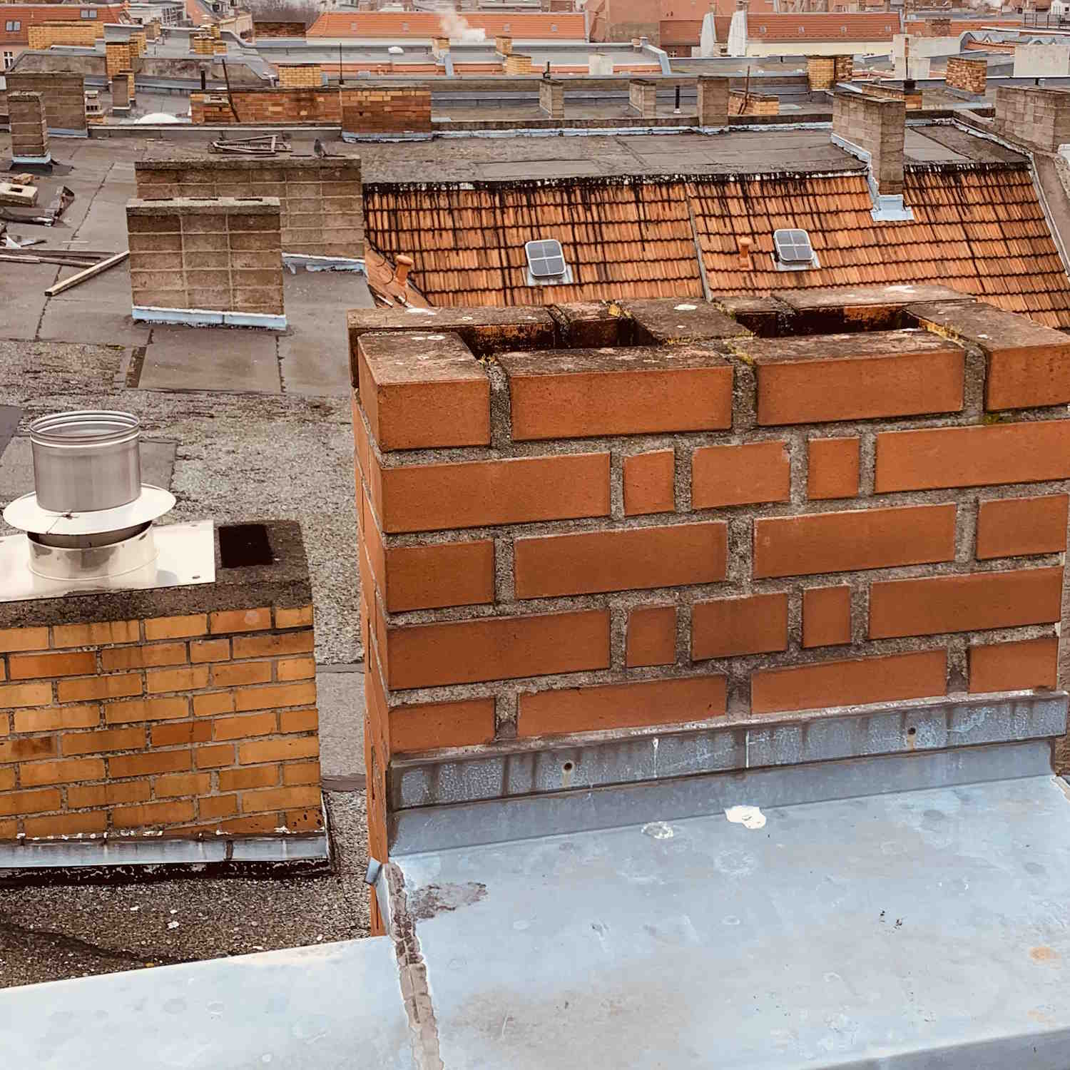 Schornsteinsanierung Kamin aufmauern von Fassadenkletterer_Industriekletterer Berlin